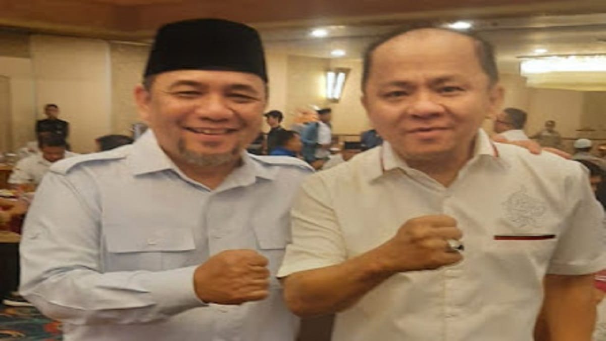 Andi Salim (kanan) bersama calon walikota Bekasi Heri Koswara (peci hitam)