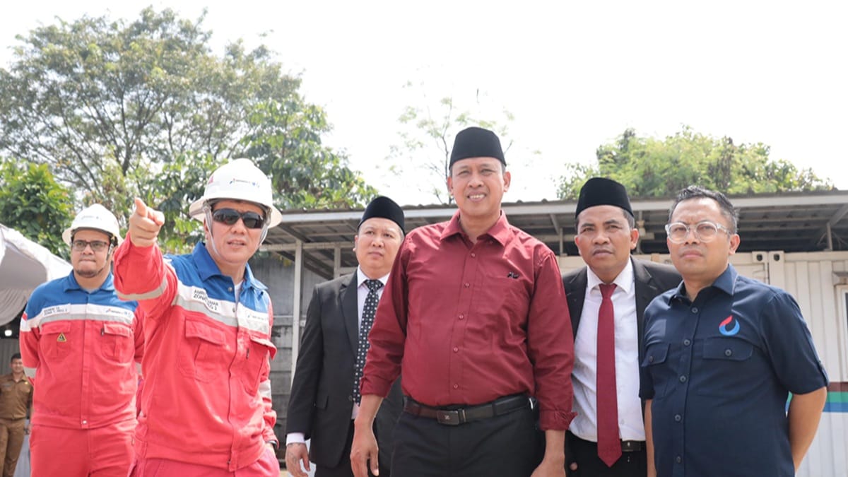 Wali Kota Bekasi, Tri Adhianto saat meninjau sumur Jatinegara 1 milik KSO Pertamina, Migas, dan Foster Oil & Energy di Kecamatan Jatisampurna
