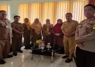 Anggota DPRD Kota Bekasi, Siti Mukhliso (berkerudung merah) saat melakukan sidak ke SMPN 13 Kota Bekasi