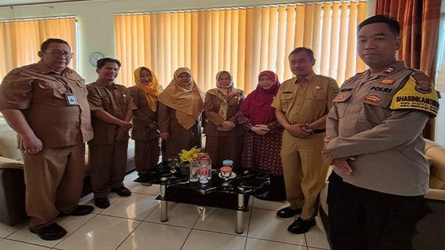 Anggota DPRD Kota Bekasi, Siti Mukhliso (berkerudung merah) saat melakukan sidak ke SMPN 13 Kota Bekasi