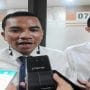 Dirut PT. Sinergi Patriot, Aldo Sirait (kiri) saat menyampaikan keterangan