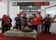 Dirut RSUD Type D Pondokgede, Dr. John Timbul Pardomuan, MM (kiri) saat pemotongan tumpeng