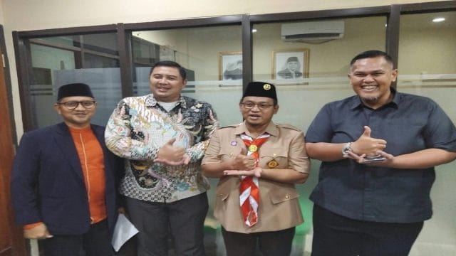 Fendaby Surya Putra (kedua dari kiri) bersama jajaran DPTD PKS Kota Bekasi
