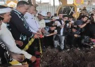 Simbolis peletakan batu pertama pembangunan Wisata Air Kalimalang oleh Gubernur Jawa Barat, Dedi Mulyadi, Wali Kota Bekasi, Tri Adhianto dan Dirut PT MP, David Rahardja.