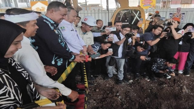 Simbolis peletakan batu pertama pembangunan Wisata Air Kalimalang oleh Gubernur Jawa Barat, Dedi Mulyadi, Wali Kota Bekasi, Tri Adhianto dan Dirut PT MP, David Rahardja.