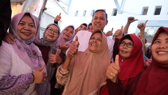 Wali Kota Bekasi, Tri Adhianto Resmikan Program Rumah Tidak Layak Huni (Rutilahu)