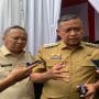 Wali Kota Bekasi Tri Adianto menyampaikan keterangan didampingi Dirut PT. MP, David Rahardja.