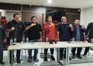 Dari kiri ke kanan, Agus Boyo, Rudy Heriansyah, Arief Rahman Hakim (anggota DPRD Kota Bekasi), Ahmad Faisyal Hermawan (Anggota DPRD Jabar/Sekcab PDI Perjuangan Kota Bekasi), Oloan Nababan (Ketua Fraksi PDI Perjuangan Kota Bekasi) dan Ketua BBHAR, Haris Hutabarat.
