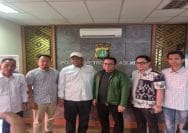 Ahmadi Madong (Tengah Berkemeja putih) Didampingi anggota Fraksi PKB saat melapor ke Polres Metro Bekasi Kota