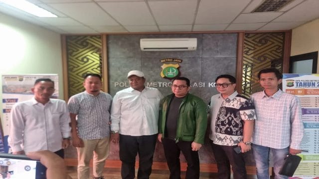 Ahmadi Madong (Tengah Berkemeja putih) Didampingi anggota Fraksi PKB saat melapor ke Polres Metro Bekasi Kota