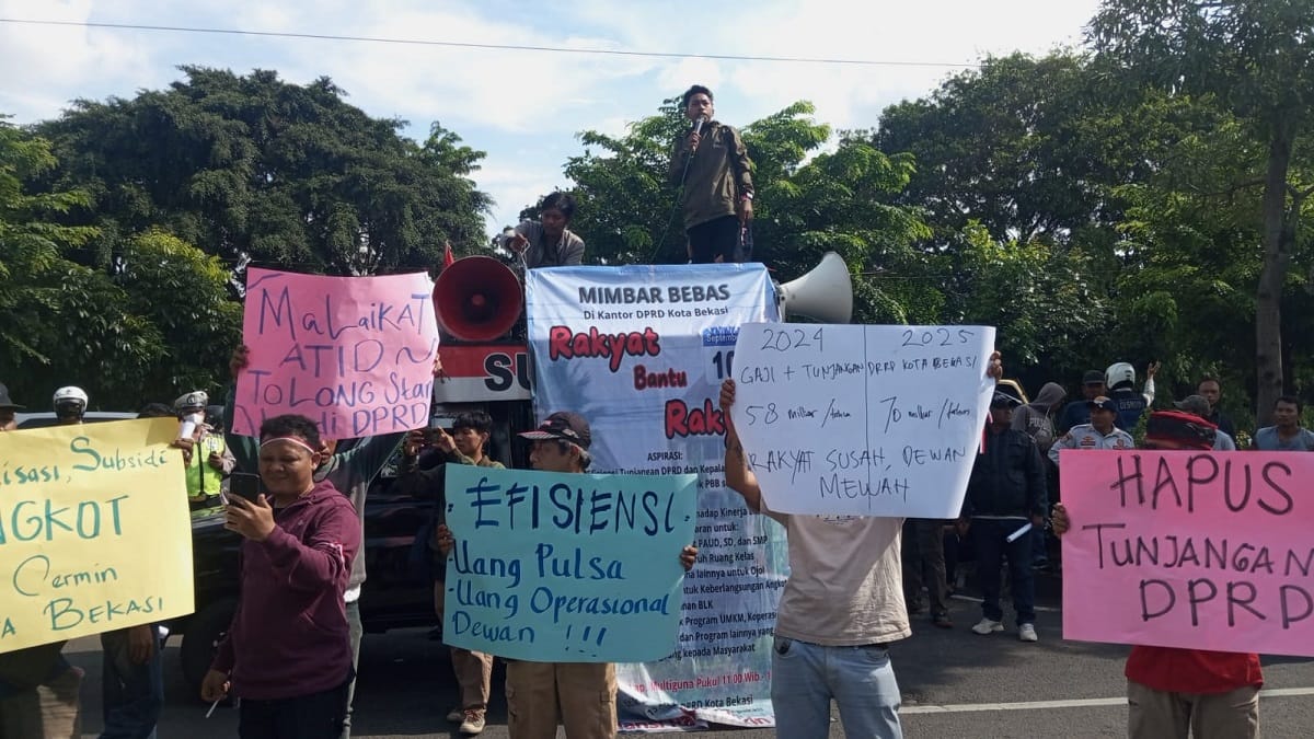 Aliansi Rakyat Miskin Kota Menggelar Aksi Demonstrasi Didepan Kantor DPRD Kota Bekasi