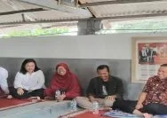 Anggota DPRD Kota Bekasi Yenny Kristianti (kedua dari kiri) saat mendampingi Wali Kota Tri Adhianto berkunjung kerumah korban