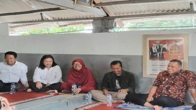 Anggota DPRD Kota Bekasi Yenny Kristianti (kedua dari kiri) saat mendampingi Wali Kota Tri Adhianto berkunjung kerumah korban