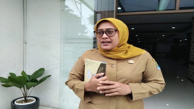 Kadinkes Kota Bekasi, Satia Sriwijayanti saat menyampaikan keterangan.