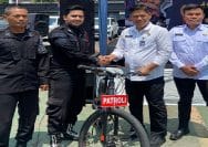 Kalapas Kelas IIA Garut, Rusdedy, Secara Simbolik Menyerahkan Sepeda Patroli Ke Petugas Keamanan Lapas Kelas IIA Garut.
