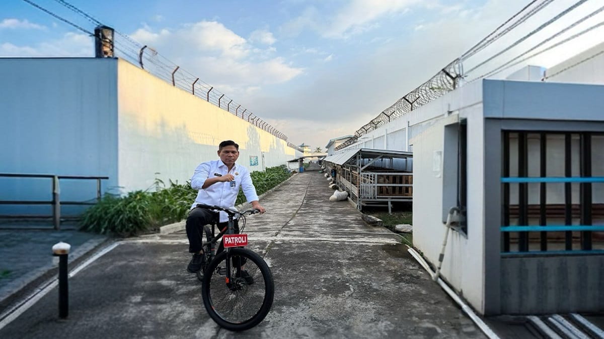 Kalapas Kelas IIA Garut, Rusdedy, Sedang Mencoba Sepeda Patroli Di Area Patroli Lapas Kelas IIA Garut.