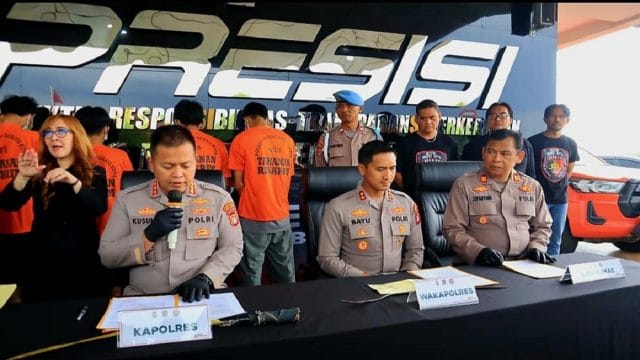 Kapolres Metro Bekasi Kota, Kombespol Kusumo Wahyu Bintoro saat menyampaikan keterangan