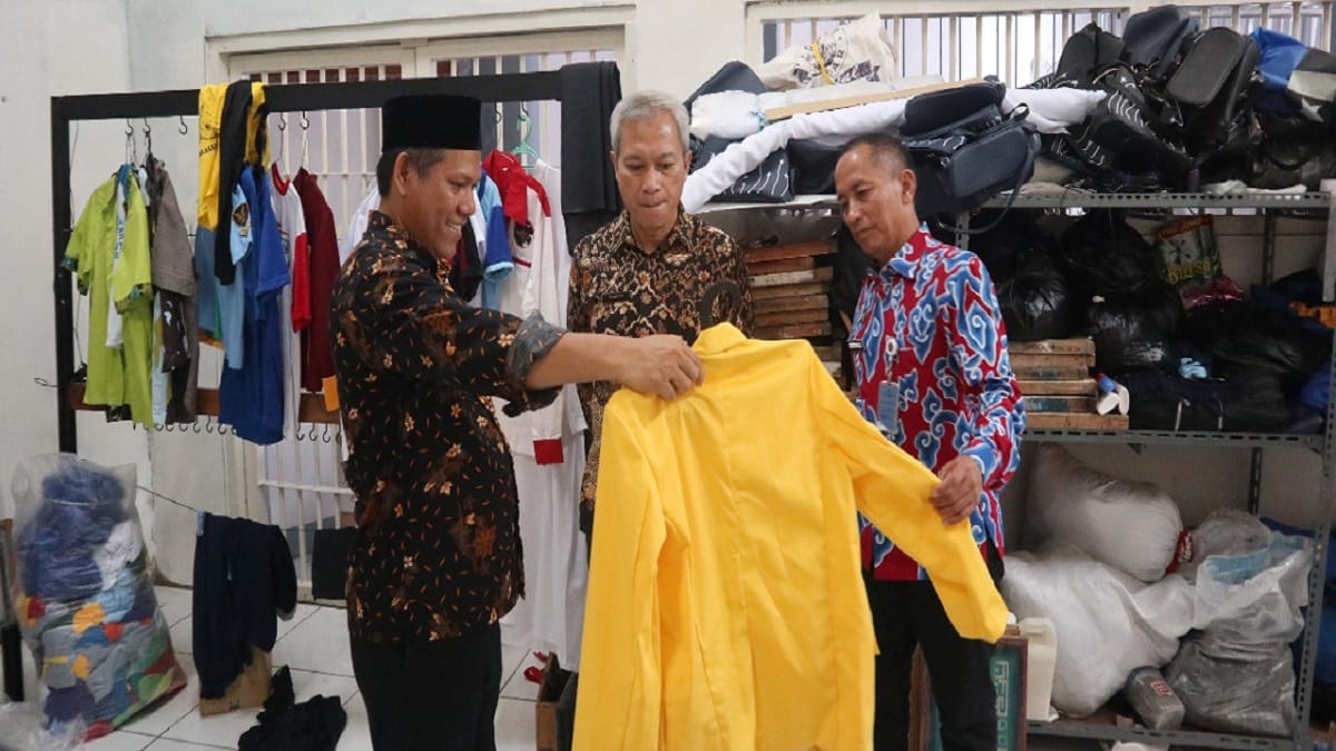 Karoren Kemenipas Dan Kakanwil Ditjenpas Jabar Berkunjung Ke Pelatihan Konveksi Lapas Kelas IIA Garut