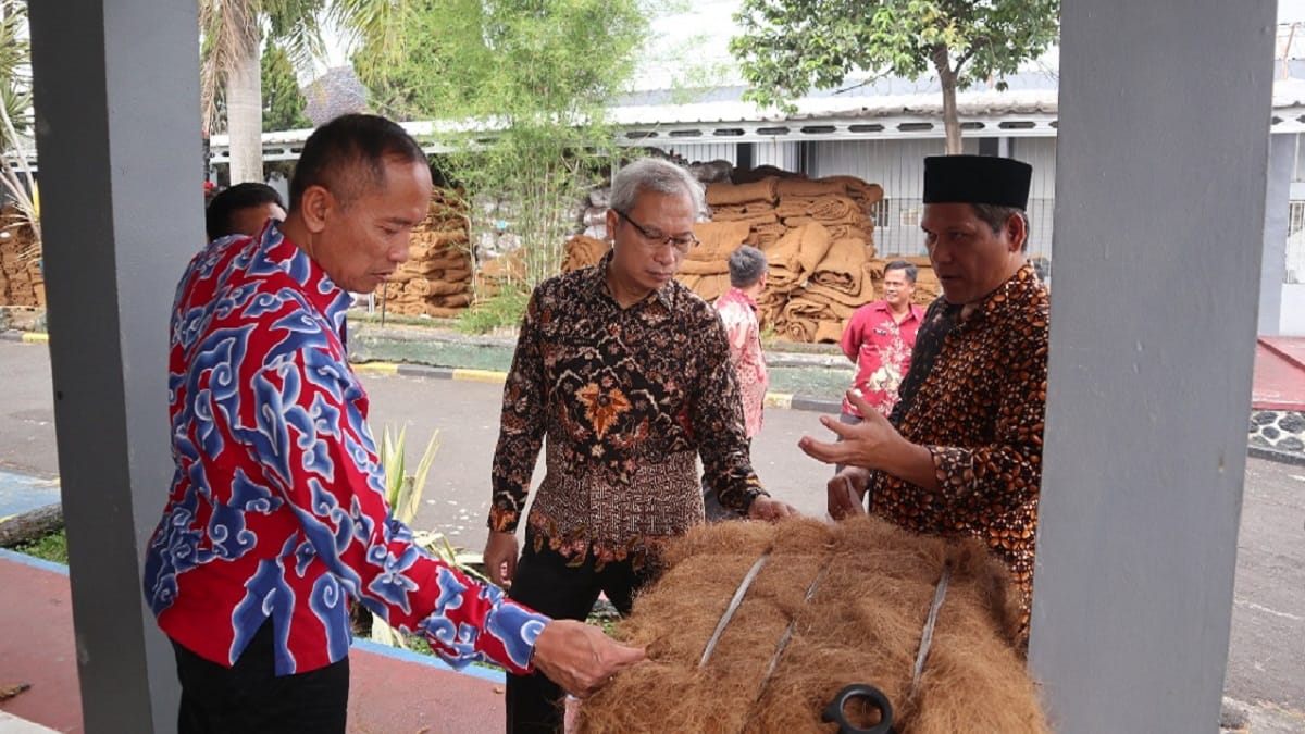 Karoren Kemenipas Dan Kakanwil Ditjenpas Jabar Berkunjung Ke Pengelolahan Coirshade Lapas Kelas IIA Garut