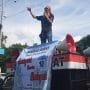 Koordinator Lapangan (Korlap) Aliansi Rakyat Miskin Kota, Hasan Basri, Sampaikan Orasinya Didepan Kantor DPRD Kota Bekasi
