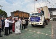 Menteri Koperasi dan UMKM RI, Maman Abdurrahman bersama Kalapas Kelas IIA Garut, Rusdedy, melepas ekspor produk Coir Shade karya WBP ke Spanyol