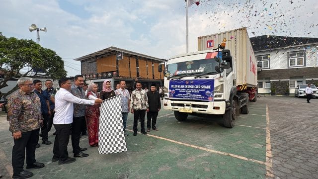 Menteri Koperasi dan UMKM RI, Maman Abdurrahman bersama Kalapas Kelas IIA Garut, Rusdedy, melepas ekspor produk Coir Shade karya WBP ke Spanyol