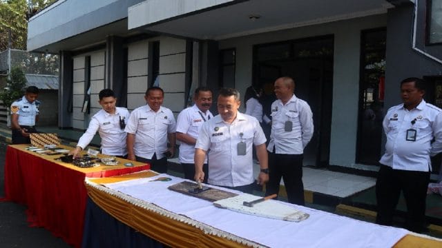 Pemusnahan Barang Sitaan Hasil Sidak Lapas Kelas IIA Garut, Berupa Alat Komunikasi dan Alat Elektronik Ilegal