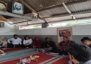 Wali Kota Bekasi, Tri Adhianto bersama Anggota DPRD Kota Bekasi saat berkunjung kerumah korban