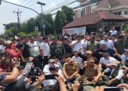 Wali dan Wakil Wali Kota bersama Jajaran Forkopimda Kota Bekasi, saat menemui oendemo di depan Kantor DPRD