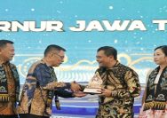 Gubernur Jawa Tengah, Ahmad Luthfi, menerima penghargaan Dharma Arthapraja Utama