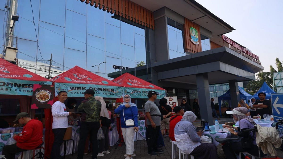 Suasana stand pelayanan MPP di Car Free Day, Jalan Ahmad Yani, Kota Bekasi, Minggu pagi (12/10/2025)