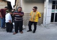 Anggota DPRD Kota Bekasi, Dariyanto (kanan) bersama Ketua RW Wahid (berkas loreng) saat meninjau perbaikan jalan diwilayah.