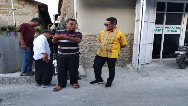 Anggota DPRD Kota Bekasi, Dariyanto (kanan) bersama Ketua RW Wahid (berkas loreng) saat meninjau perbaikan jalan diwilayah.