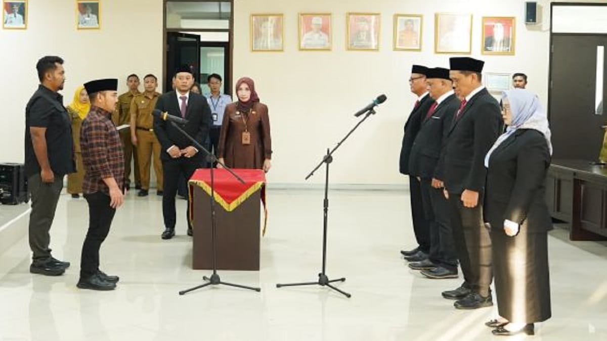 Bupati Bekasi, Ade Kuswara Kunang melantik Direksi dan Dewan Pengawas Perumda Tirta Bhagasasi di Aula BPBD Kabupaten Bekasi, Selasa (14/10/2025).