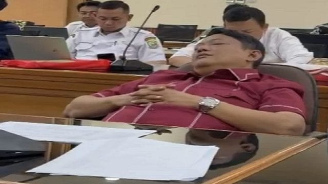 Dirut Perumda Tirta Patriot, Ali Imam Faryadi, tertidur saat mengikuti RDP bersama Komisi II DPRD Kota Bekasi.