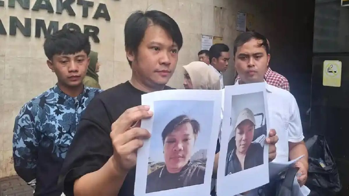 Fendi, korban penganiayaan dan pengeroyokan di sebuah restoran kawasan Cikarang, Kabupaten Bekasi pada 29 Oktober 2025, saat usai melapor kejadian yang menimpanya ke Polres Metro Bekasi