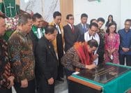 Gubernur DKI Jakarta, Pramono Anung menandatangani prasasti peresmian Gedung Gereja HKI Tanjung Priok