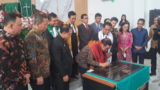 Gubernur DKI Jakarta, Pramono Anung menandatangani prasasti peresmian Gedung Gereja HKI Tanjung Priok