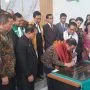 Gubernur DKI Jakarta, Pramono Anung menandatangani prasasti peresmian Gedung Gereja HKI Tanjung Priok
