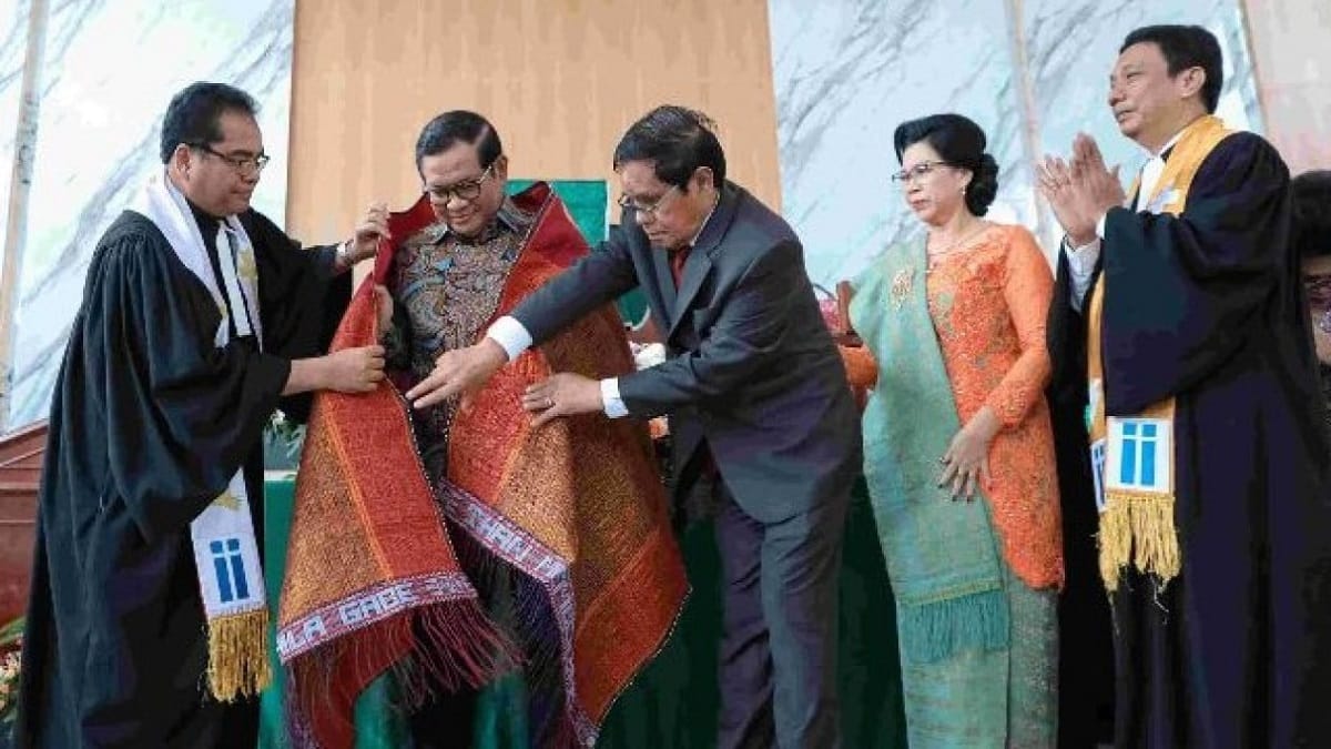 Gubernur DKI Jakarta, Pramono Anung menerima kain khas Batak atau ulos sebagai simbol toleransi antarumat beragama