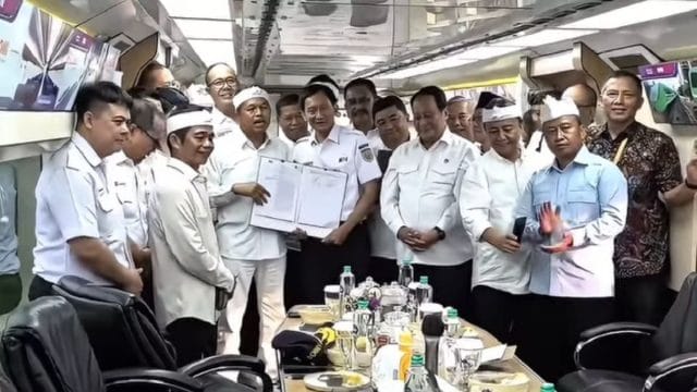 Gubernur Jawa Barat, Dedi Mulyadi bersama Bupati/Wali Kota se-Jabar dalam agenda penandatanganan kesepakatan kerjasama dengan PT KAI