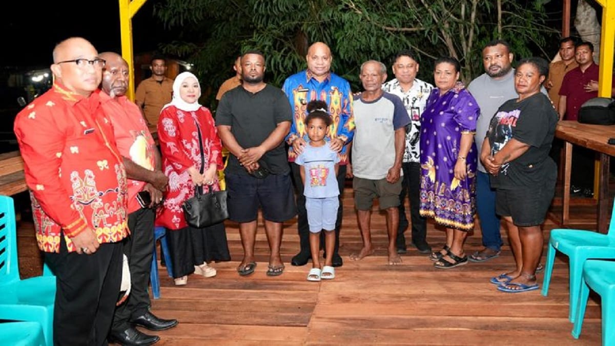 Gubernur Papua, Matius Derek Fakhiri didampingi sang istri Eva Fakhiri saat bertemu dengan keluarga dari Irine Sokoy di Kampung Hobong, Distrik Sentani, Jayapura, Papua