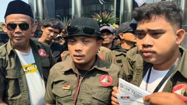 Ketua LSM Tri Nusa Bekasi Raya, Maksum Alfarizi alias Mandor Baya (tengah)