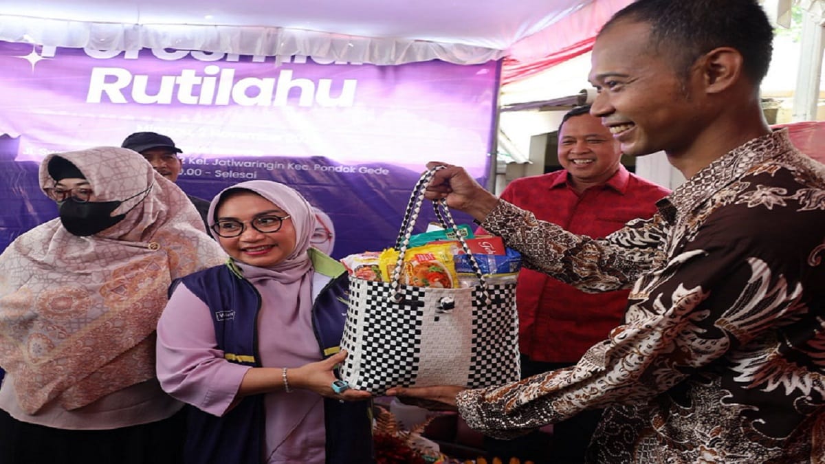 Wali Kota Bekasi, Tri Adhianto Bersama Ketua TP PKK Kota Bekasi, Wiwiek Hargono mengapresiasi program Rutilahu di RW 02 Kelurahan Jatiwaringin