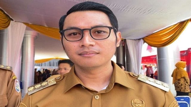 Bupati Tuban, Aditya Halindra Faridzky saat diwawancara awak media, usai meresmikan gedung aula dan arsip milik dinas pendidikan.