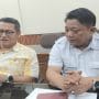 Dirut Perumda Tirta Patriot, Ali Imam Faryadi (kanan) didampingi Ketua Bapemperda DPRD Kota Bekasi, Dariyanto (kiri), saat menyampaikan keterangan.