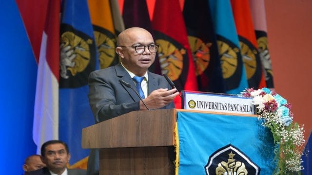 Jamintel, Prof. Dr. Reda Manthovani, SH. LLM saat menyampaikan Orasi Ilmiah pada acara Wisuda Semester Genap 2024-2025 Universitas Pancasila.