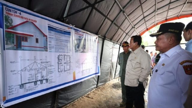 Kejar waktu pasca bencana banjir bandang dan tanah longsor, Pemerintah target bangun 500 rumah dalam seminggu.