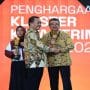 Kepala BSKDN Kemendagri RI, Yusharto Huntoyungo menyerahkan piala Kota Terinovatif kepada Wakil Wali Kota Bekasi, Dr. Abdul Harris Bobihoe.
