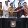 Mendagri Muhammad Tito Karnavian (tengah), Menpora Erick Thohir (no. 2 dari kanan), Menteri UMKM Maman Abdurrahman (no. 2 dari kiri), usai penandatanganan Nota Kesepahaman (MoU)